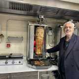 �L�esercizio in origine si trovava quasi ad angolo con l�extramurale Capruzzi - esordisce il 63enne proprietario Ibrahim D�zdemir, un signore alto con i capelli brizzolati -, dopo tre anni per� scelsi di spostarlo qui, a un isolato di distanza�